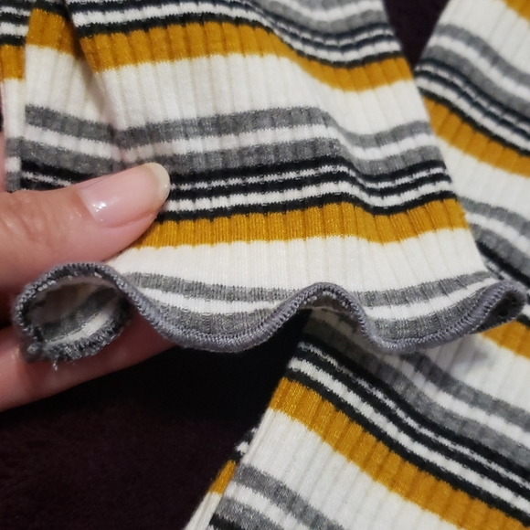 ๐ด ๐๏ธ FREE* Striped 3/4 Sleeved Lettuce-Hem Ribbed Top ๐ด - Picture 8 of 10